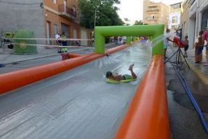 Arriba la «Festa Fi d´Estiu» amb el megatobogan aquàtic de 100 metres al carrer Boquera Calvari a Crevillent