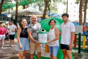L’Alfàs entrega el miniglú a la ganadora del sorteo por el reciclaje #MovimientoBanderasVerdes