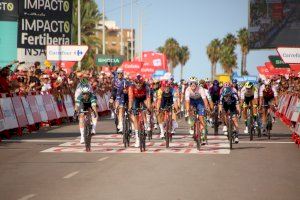 La Vuelta completa la seua primera etapa per la província de Castelló amb un final trepidant en la mar de Borriana