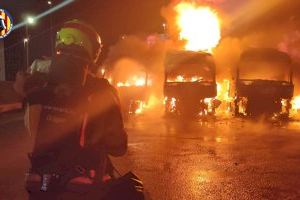 Un incendi arrasa quatre camions en un pàrquing de Sedaví