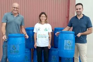 Las comparsas de Moros y Cristianos reciben contenedores para la recogida de aceite usado y su reciclaje