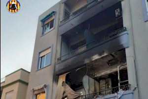 Espectacular incendi devora un edifici sencer a Alfafar i nou veïns resulten ferits