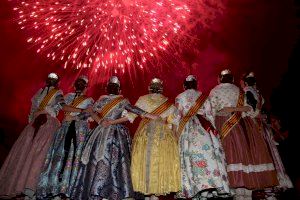 La pirotècnia Martí il·lumina el cel de Vila-real per a acomiadar les festes de la Mare de Déu de Gràcia