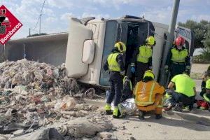 Herido el conductor de un camión tras volcar con su vehículo en Elda