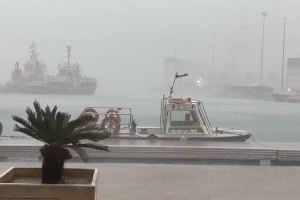 Las fuertes tormentas obligan a suspender clases y marcan una jornada complicada en Alicante y Valencia
