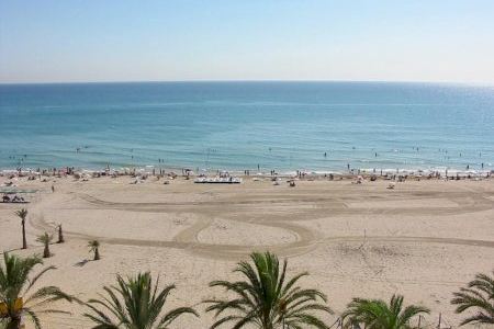 Salva la vida un banyista de 70 anys a punt de morir ofegat a la platja de Sant Joan d'Alacant