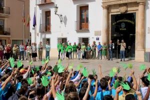 Los jovenes de Utiel alzan sus manos por el Día Mundial del Alzheimer en Utiel