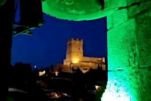 Villena ilumina el campanario de Santa María en el Día Mundial del Alzheimer