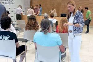 Almassora contracta 16 persones desocupades per a reforçar departaments municipals