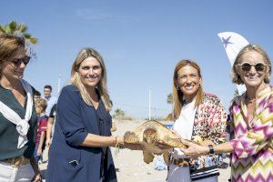 Marta Barrachina solta a la mar a Almassora a la tortuga “Benafelí”, recuperada a l’Oceanogràfic de València