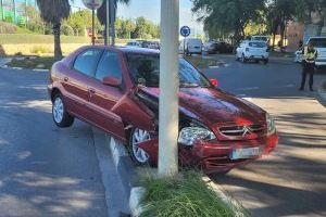 Un coche se estrella contra una farola en Alboraya