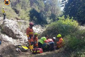 Los bomberos rescatan a una senderista herida en Chiva