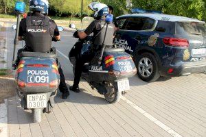 Agents de Policia Nacional salven la vida a una dona a punt de morir a València