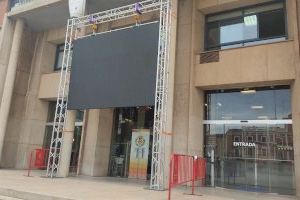 La nueva pantalla que pueden encontrarse los vecinos de Vila-real en la fachada del Ayuntamiento