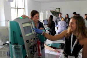 Unos 40 estudiantes de Medicina aprenden la asistencia a un paciente crítico en el taller de UCI organizado por el Hospital de Sant Joan