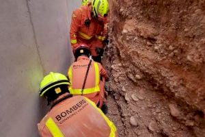 Un treballador cau per un buit de quatre metres entre un mur de terra i formigó a Sagunt