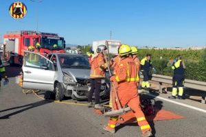 Brutal accidente de tráfico con atrapados en Torrent