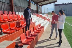 L'Ajuntament de Torreblanca escomet obres de manteniment en el camp de futbol en estar deteriorat