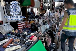 Golpe al top manta en Benidorm: retiran casi 2.000 artículos falsificados de marcas de lujo en ropa y zapatos