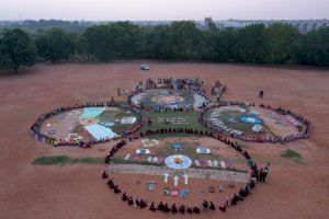 Dos valencianos entre los artistas que han viajado a la India para construir un mandala gigante