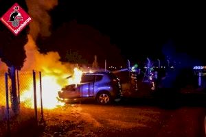 Mare i filla salven la vida 'in extremis' en eixir del seu cotxe en flames a Orihuela
