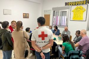 L'alcaldessa de Betxí, Carla Nebot, i la regidora Carmina Montolio visiten els tallers col·lectius de Creu Roja