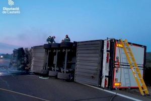 VÍDEO | Un impressionant incendi d'un camió carregat de verdures a l'AP-7 obliga a desviar el trànsit entre Castelló i Tarragona