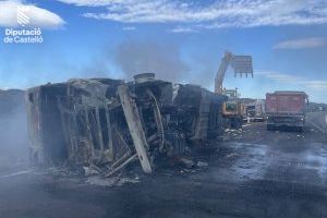 Caos en l'AP-7: Quasi 12 hores tallada l'autopista per l'incendi d'un camió a Alcalà de Xivert