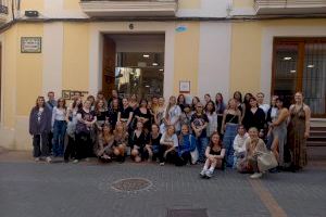 Un grupo de estudiantes muniqueses imparten talleres de diseño, artes plásticas y teatro a personas mayores del Euroclub Dénia alemán