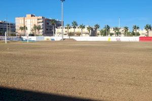 La Concejalía de Deportes resiembra los campos de fútbol del Manolo Maciá y Els Xiprerets