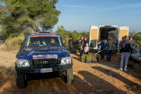 El piloto Daniel Albero planta 300 árboles para compensar su huella de carbono en el Dakar