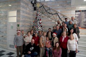 Un árbol de Navidad de ganchillo elaborado por más de 30 personas adorna el Ayuntamiento de Burjassot
