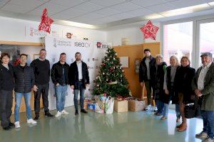 Falomir visita l'arbre de Nadal solidari de l'Escola Superior de Ceràmica de l'Alcora