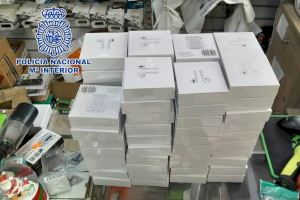 Tres detinguts per la venda d'articles de telefonia mòbil falsificats a Manises