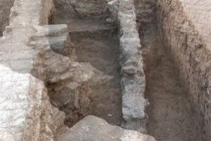 Compromís per Paterna visita el hallazgo arqueológico de los baños árabes de Paterna