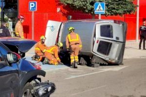 Dos heridos al volcar dos coches en Alfafar y Burjassot este viernes