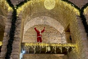 Papa Noel llega a Peñíscola en el Día de Navidad para compartir ilusión con los más pequeños