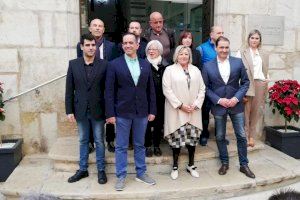 Mª Dolores Miralles i la resta de companys de PVI, PP i Vox