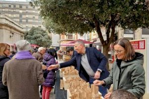 Multitud de castellonenses asisten a por su bolsita de clementinas para despedir el año