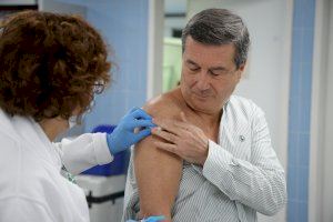 El conseller Marciano Gómez se vacuna y anima a la población a hacerlo contra gripe y covid
