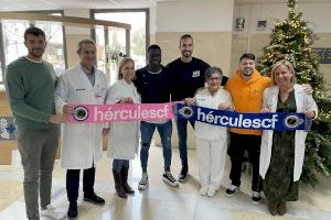 El Hércules visita a los niños ingresados en el Hospital de Sant Joan d’Alacant