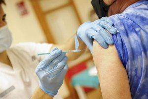 La Comunitat Valenciana obri la vacunació sense cita de grip i covid per a frenar l'ona de casos