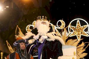Más de 1000 personas participan en la llegada del Cartero Real y la Gran Cabalgata de los Reyes Magos en San Vicente