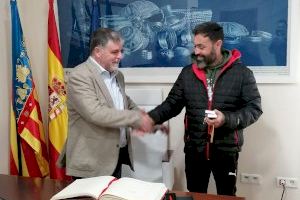 El alcalde recibe al campeón del mundo de adiestramiento canino y anuncia la celebración del Campeonato de España 2024 en Villena
