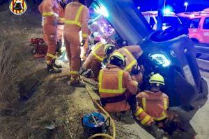 Los bomberos rescatan a un hombre atrapado en un vehículo volcado en un accidente en Paterna