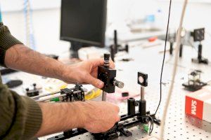 Un equipo de la UPV diseña una innovadora metasuperficie que favorece la miniaturización de los circuitos de los dispositivos fotónicos