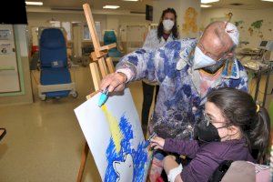 Ripollés comparte lienzo y pincel con los niños del hospital General de Castellón