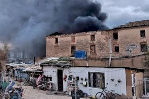 Desallotjat un assentament de València per un incendi amb bombones de butà en els voltants