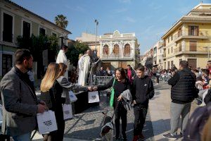 Medio millar de animales participan en la tradicional bendición de Sant Antoni en Paterna