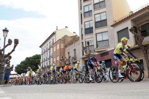 GALERIA | Benicàssim celebra amb entusiasme l'eixida de la 75a edició de la Volta Ciclista a la Comunitat Valenciana